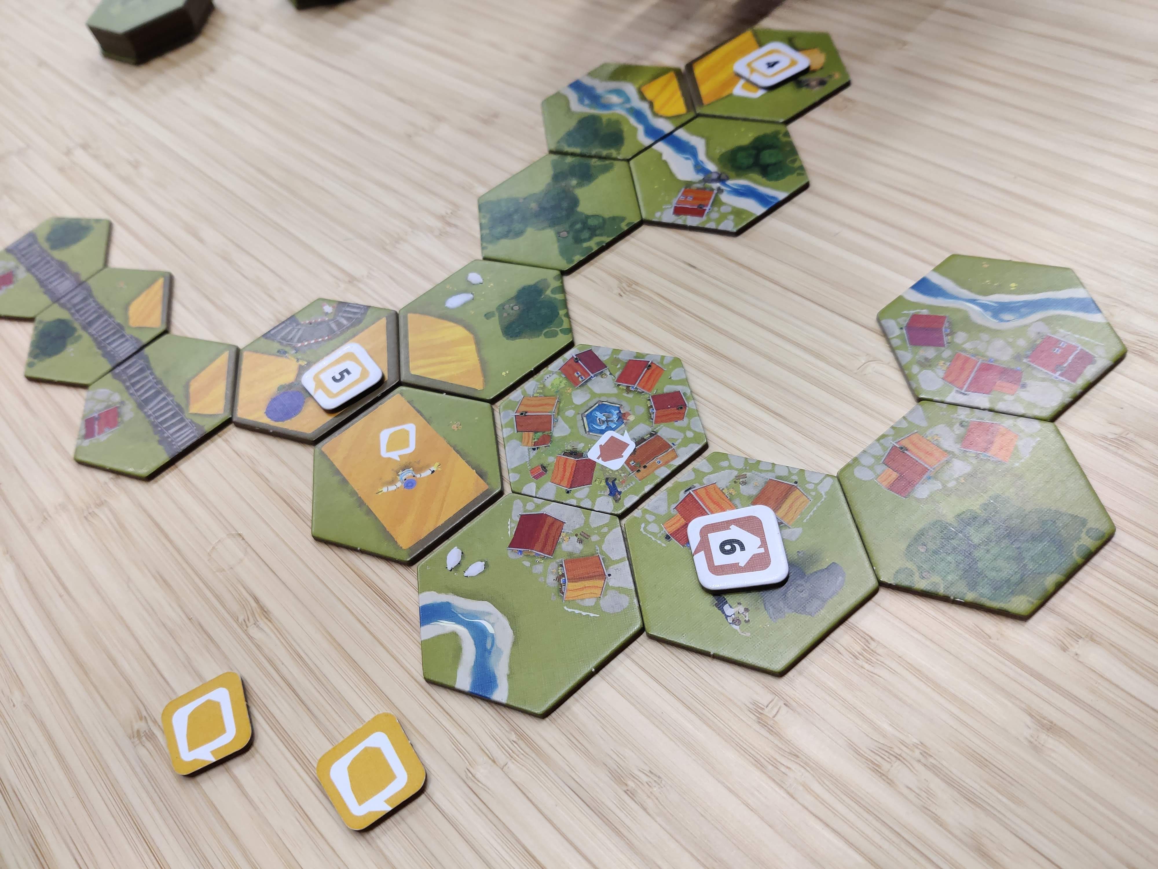 Dorfromantik: Das Brettspiel, Foto aus Wikimedia Commons